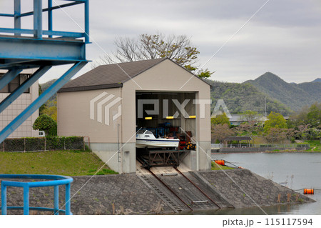 千丈寺湖と青野ダム管理所のボート格納庫 115117594