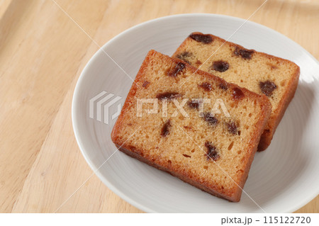 白い皿にのったパウンドケーキ 115122720
