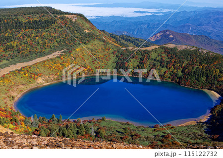 吾妻連峰・一切経山から見る紅葉の五色沼 115122732