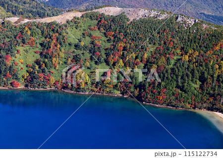 吾妻連峰・一切経山から見る紅葉の五色沼 115122734
