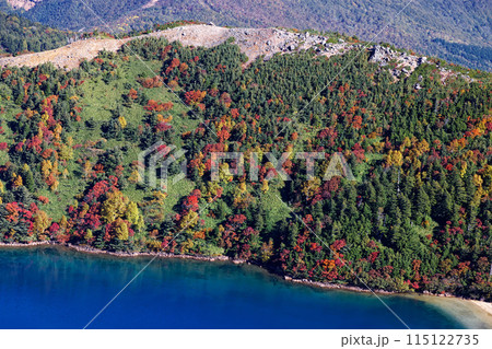 吾妻連峰・一切経山から見る紅葉の五色沼 吾妻連峰・一切経山から見る紅葉の五色沼 115122735