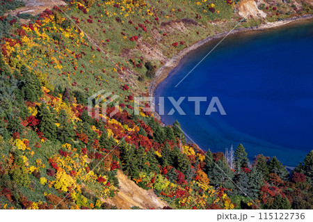 吾妻連峰・一切経山から見る紅葉の五色沼 吾妻連峰・一切経山から見る紅葉の五色沼 115122736