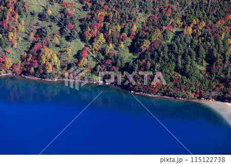 吾妻連峰・一切経山から見る紅葉の五色沼 吾妻連峰・一切経山から見る紅葉の五色沼 115122738