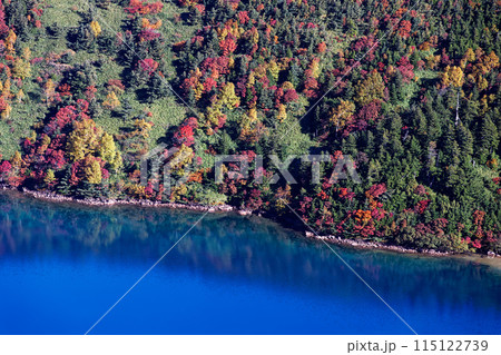 吾妻連峰・一切経山から見る紅葉の五色沼 吾妻連峰・一切経山から見る紅葉の五色沼 115122739