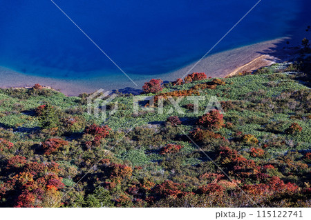 吾妻連峰・一切経山から見る紅葉の五色沼 115122741