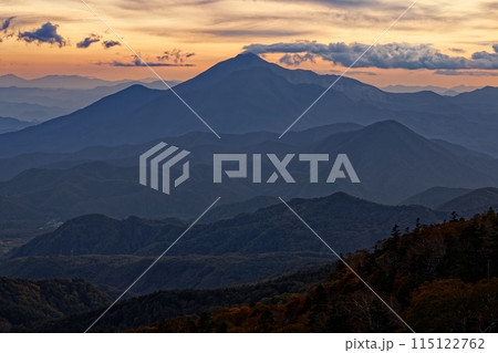 磐梯吾妻スカイラインから見る夕暮れの磐梯山 115122762