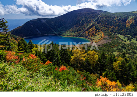 吾妻連峰・家形山から見る紅葉の五色沼 吾妻連峰・家形山から見る紅葉の五色沼 115122802