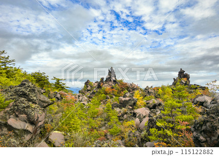 岩場の紅葉と秋の空【鬼押出し園】 岩場の紅葉と秋の空【鬼押出し園】 115122882