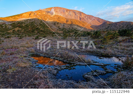浄土平から見る朝焼けの吾妻連峰・一切経山 浄土平から見る朝焼けの吾妻連峰・一切経山 115122946