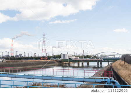 【関西本線】工場地帯を通過する快速みえ 115122993