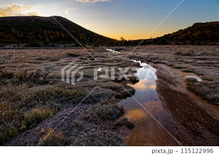 夜明けの吾妻連峰・浄土平湿原と吾妻小富士 115122996