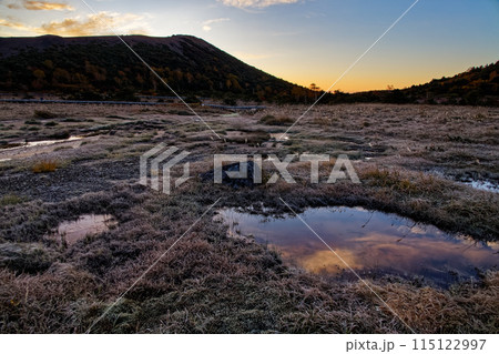 夜明けの吾妻連峰・浄土平湿原と吾妻小富士 夜明けの吾妻連峰・浄土平湿原と吾妻小富士 115122997