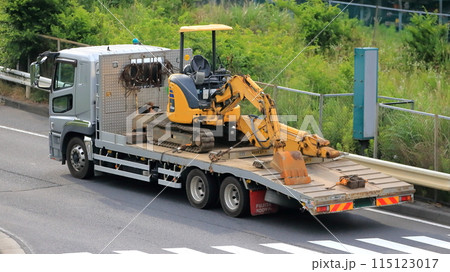 重機を運搬中のトラック 115123017