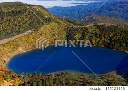 吾妻連峰・一切経山から見る紅葉の五色沼 115123136