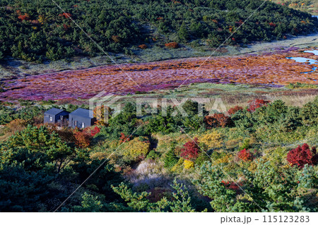 紅葉の吾妻連峰・酸ヶ平と酸ヶ平避難小屋 115123283
