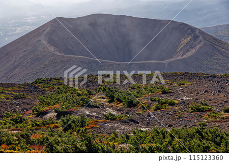 吾妻連峰・一切経山への登りから見る吾妻小富士 吾妻連峰・一切経山への登りから見る吾妻小富士 115123360