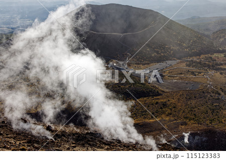 吾妻連峰・一切経山の噴煙と吾妻小富士・浄土平の眺め 吾妻連峰・一切経山の噴煙と吾妻小富士・浄土平の眺め 115123383