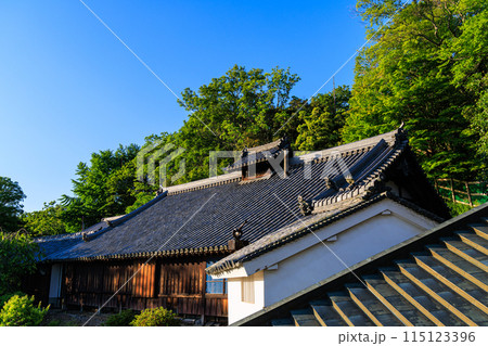 古都奈良東大寺二月堂からの夕景 二月堂の北隣にある茶所と背景の青空と森 古都奈良東大寺二月堂からの夕景 二月堂の北隣にある茶所と背景の青空と森 115123396