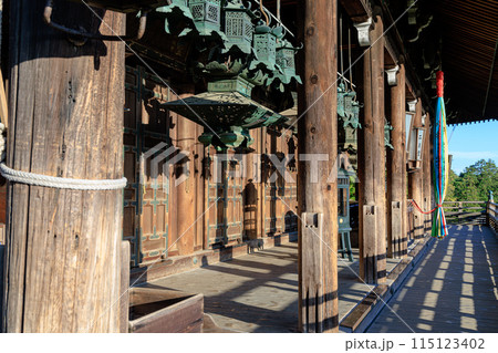 古都奈良東大寺二月堂からの夕景 夕方の日差しに照らされる二月堂の舞台 古都奈良東大寺二月堂からの夕景 夕方の日差しに照らされる二月堂の舞台 115123402