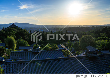 古都奈良東大寺二月堂からの夕景 東大寺境内から大仏殿の屋根越しの夕焼け色に染まり始めた生駒山上の空① 古都奈良東大寺二月堂からの夕景 東大寺境内から大仏殿の屋根越しの夕焼け色に染まり始めた生駒山上の空① 115123404