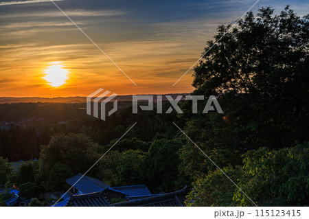 古都奈良東大寺二月堂からの夕景　生駒山系の山並みの上で黄金色に染まった薄雲に覆われながら輝く夕日➅ 115123415