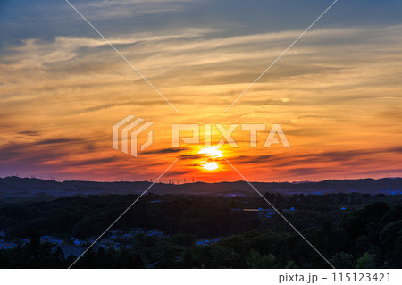 古都奈良東大寺二月堂からの夕景　生駒山系の山並みの上で黄金色に染まった薄雲に覆われながら輝く夕日⑫ 115123421