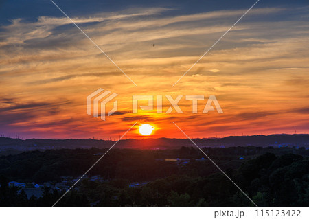 古都奈良東大寺二月堂からの夕景　生駒山系の山並みの上で黄金色に染まった薄雲に覆われながら輝く夕日⑬ 115123422