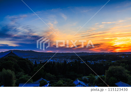 古都奈良東大寺二月堂からの夕景　雄大な夕焼け雲に覆われた東大寺境内と奈良の街 115123430