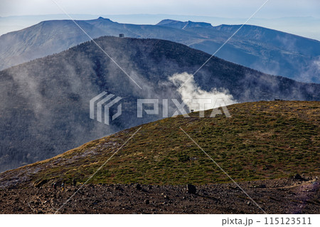 吾妻連峰・一切経山の噴煙と安達太良山の眺め 115123511