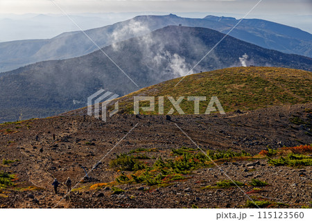 吾妻連峰・一切経山の噴煙と安達太良山の眺め 115123560