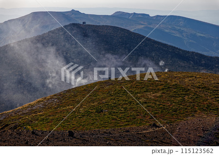 吾妻連峰・一切経山の噴煙と安達太良山の眺め 115123562