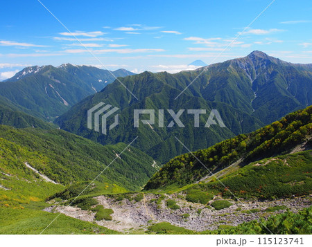 南アルプス・仙丈ヶ岳か初秋の初秋の北岳と鳳凰三山 115123741