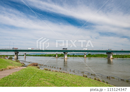 大雨後の淀川風景　大阪府枚方市 115124347