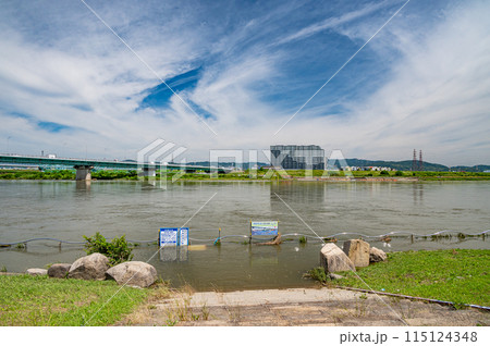 大雨で増水した淀川 大阪府枚方市 大雨で増水した淀川 大阪府枚方市 115124348