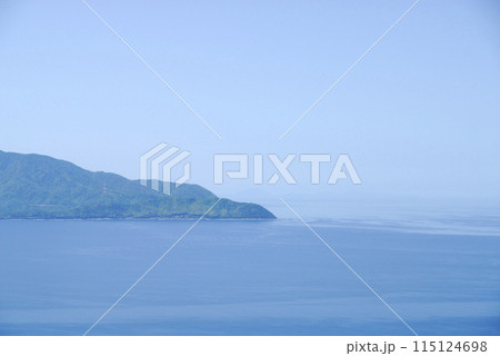 旅先で見た青い海 115124698