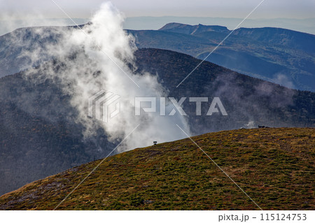 吾妻連峰・一切経山の噴煙と安達太良山の眺め 115124753