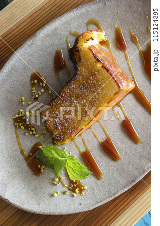 オシャレなカフェのベイクドチーズケーキ オシャレなカフェのベイクドチーズケーキ 115124895