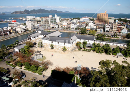 今治城天守閣から望む今治港と来島海峡 今治城天守閣から望む今治港と来島海峡 115124968