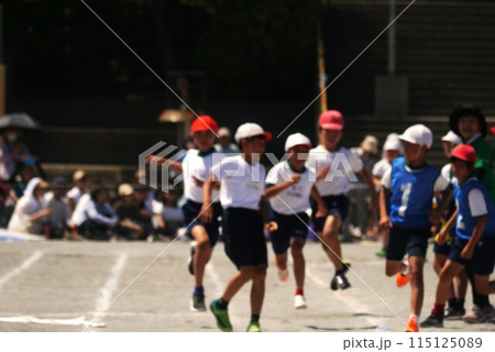 運動会 徒競走ゴール手前さあゴールテープを誰が切る 運動会 徒競走ゴール手前さあゴールテープを誰が切る 115125089