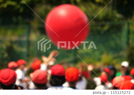 紅組　白組を押さえ勝ちましょう大玉送り　 115125272