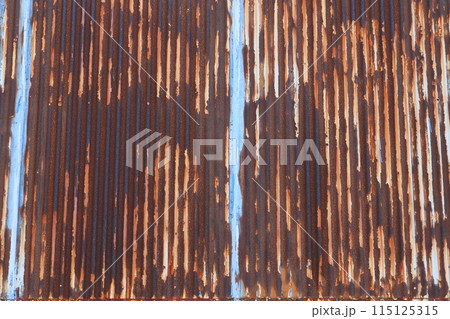 塗装が落ちボロボロに錆びた波板鉄板 塗装が落ちボロボロに錆びた波板鉄板 115125315