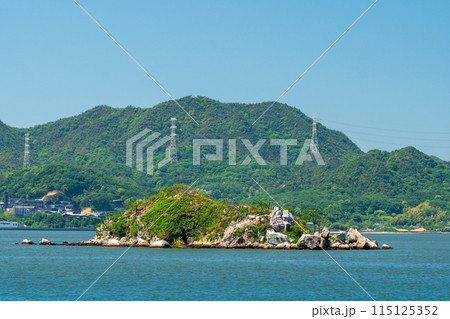 児島湾に浮かぶ島イメージ　【岡山県岡山市　鳩島】 115125352
