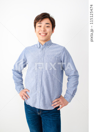 20代男性のポートレート 115125474