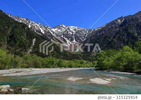 新緑の上高地 穂高連峰と梓川 新緑の上高地 穂高連峰と梓川 115125914