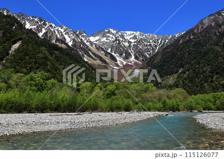 新緑の上高地　小梨平付近から望む穂高連峰と梓川 115126077