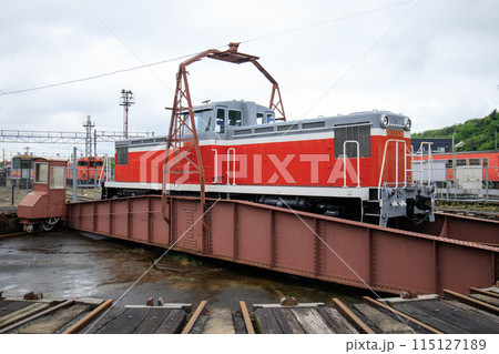 転車台に乗るDD13形ディーゼル機関車(津山まなびの鉄道館) 転車台に乗るDD13形ディーゼル機関車(津山まなびの鉄道館) 115127189