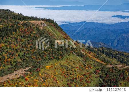 吾妻連峰・家形山の紅葉と雲海 115127648