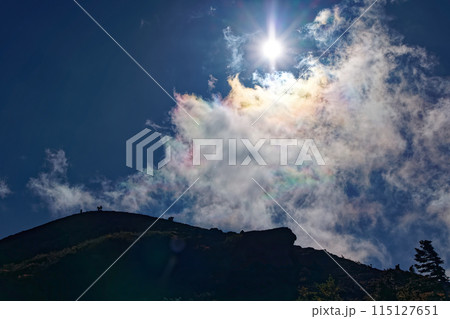 吾妻連峰・一切経山山頂と彩雲 115127651