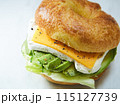 大理石の上に置かれた手作りのベーグルサンド 115127739