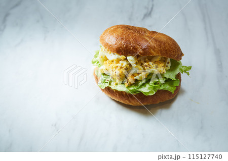 大理石の上に置かれた手作りのたまごサンド 115127740